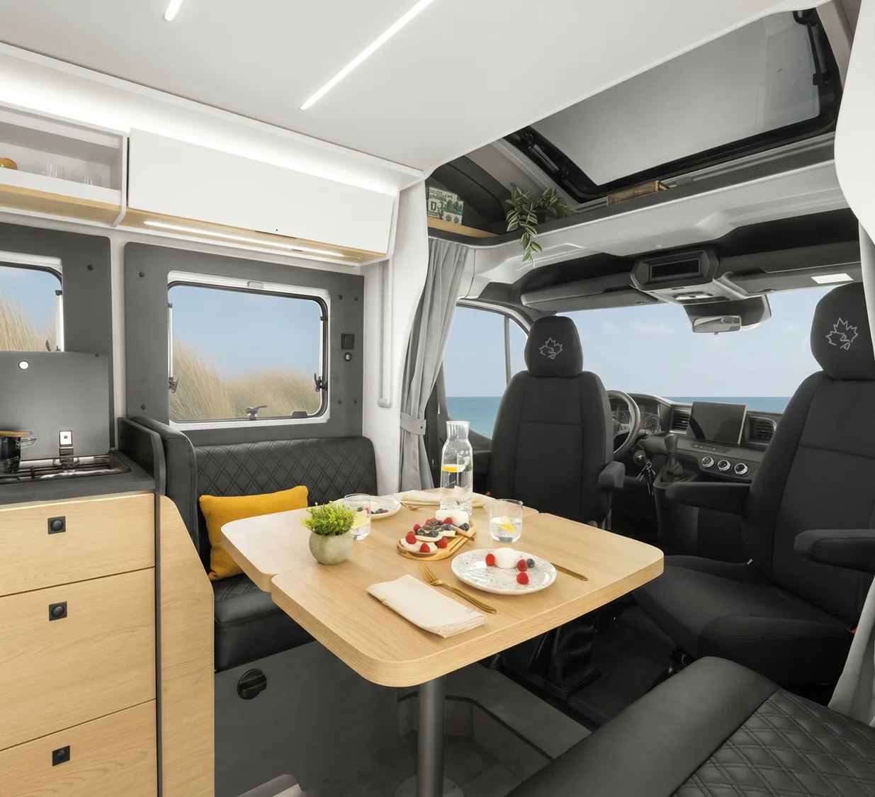 Interieur van de Ahorn Camp Eclipse met zithoek en cabine