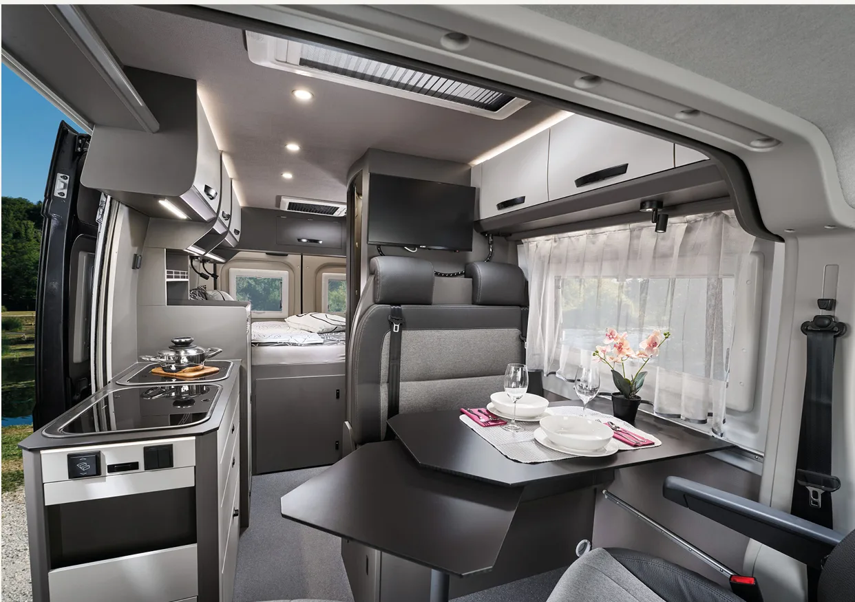 Interieur van een Bravia Mobil met zithoek en keuken