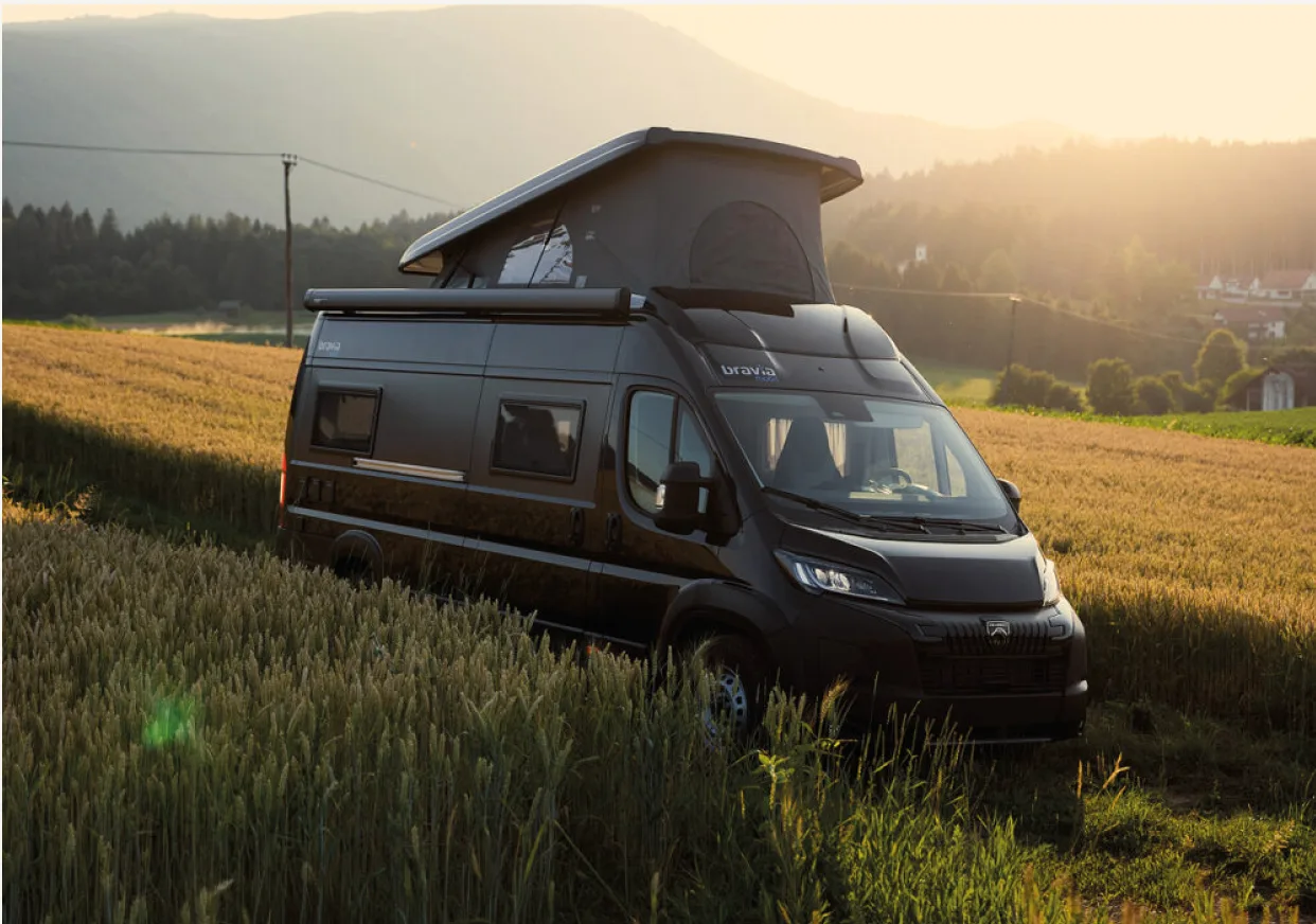 Bravia Mobil-campervan met hefdak in een korenveld