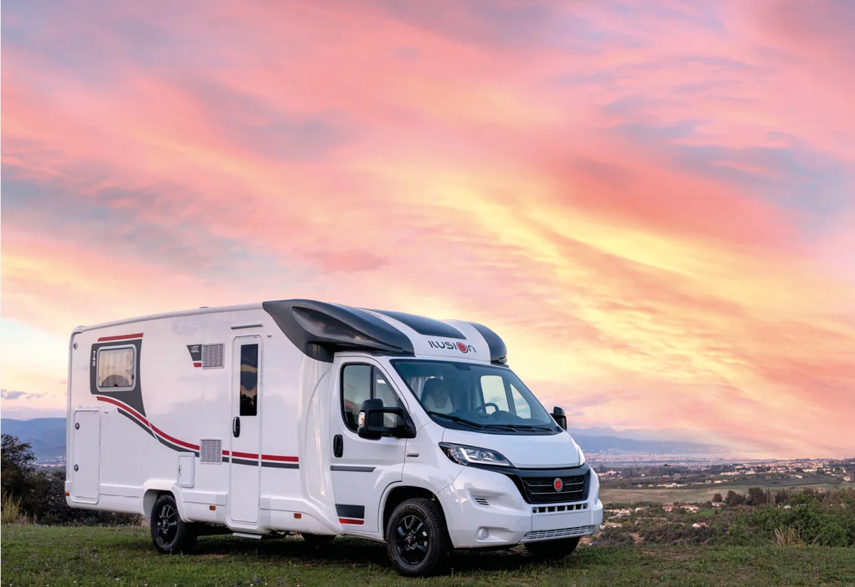 Ilusion-motorhome bij zonsondergang