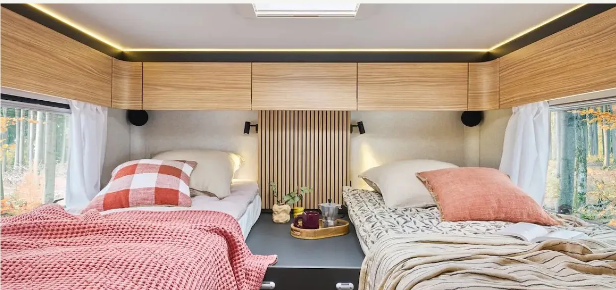 Slaapkamer met twee bedden in een Mooveo Élysée Line
