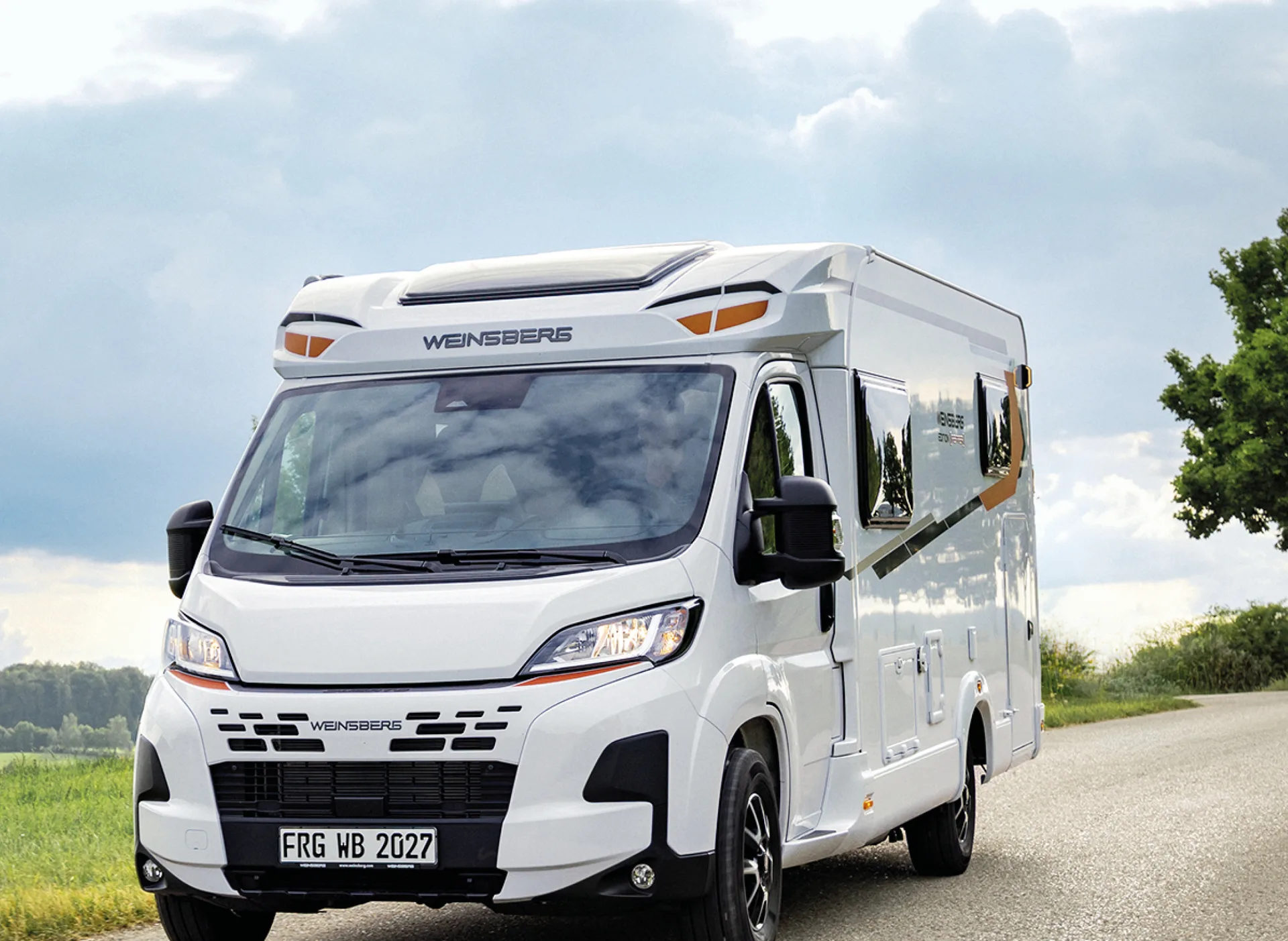 Weinsberg-motorhome onderweg op een landweg